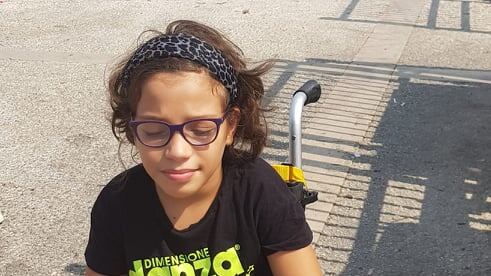 Il calvario di Melissa, bimba disabile privata di sedie a rotelle