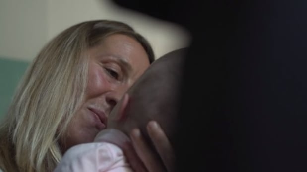 La figlia ha un male incurabile. La mamma: "Ora la lascio volare via"