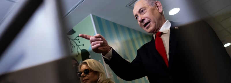 Israele, al via lo spoglio: il Likud di Netanyahu primo partito, ma il blocco di Eisenkot potrebbe avere più seggi. Nessuna delle due parti verso la maggioranza