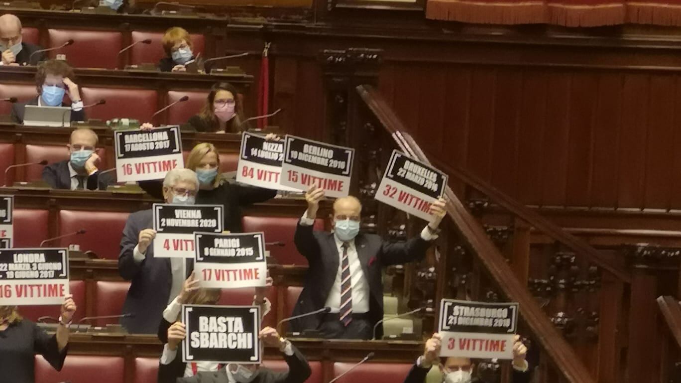 "Basta con gli sbarchi": i cartelli Fdi alla Camera per ricordare attentati