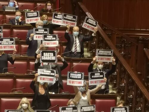 "Basta con gli sbarchi": i cartelli Fdi alla Camera per ricordare attentati