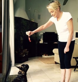 Sharon Stone, il seno sfugge dal costume 3