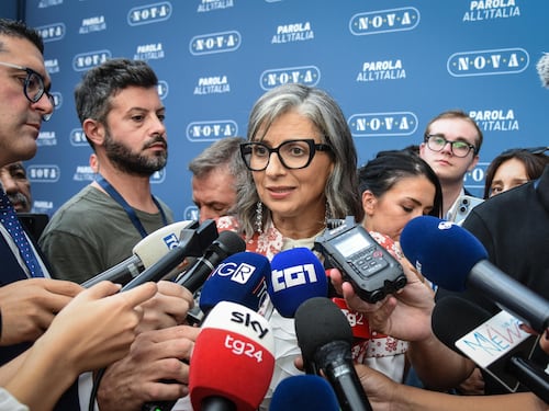 Albanese, la rivolta di Modena. E il Pd la scarica: irrecuperabile
