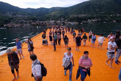 La passerella dorata di Christo che fa camminare sulle acque 19
