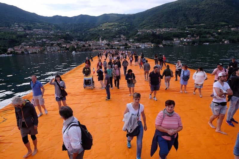 La passerella dorata di Christo che fa camminare sulle acque 19