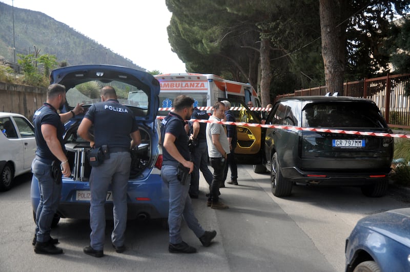 Trovato morto in auto il marito dell'eurodeputata Donato 8