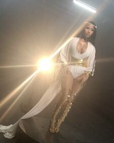 Nicki Minaj, seno in mostra per i 4 milioni di dischi 7
