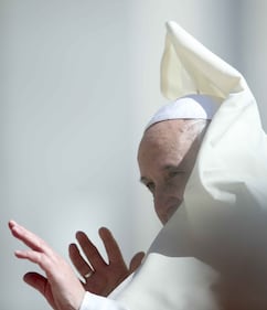 Papa Francesco litiga con il vento a San Pietro 4