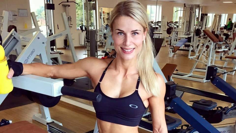 Poliziotta o modella, l’ardua scelta della sexy Adrienne Koleszár