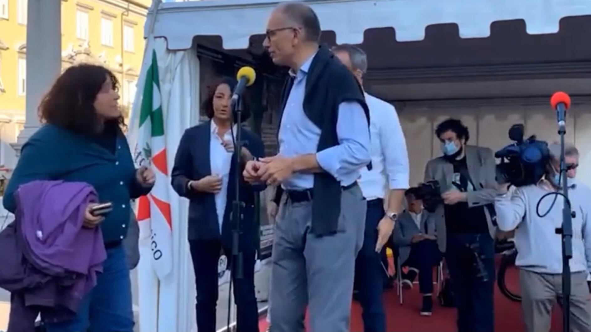 "Questa è libertà...?". Ed è scontro con Letta sul palco