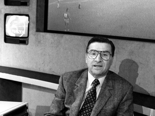 Morto Carlo Sassi, il giornalista che rivoluzionò il calcio in tv con la moviola