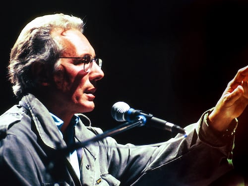 "Mio papà Enzo non se n'è mai andato. Con musica e cabaret analizzava la vita"