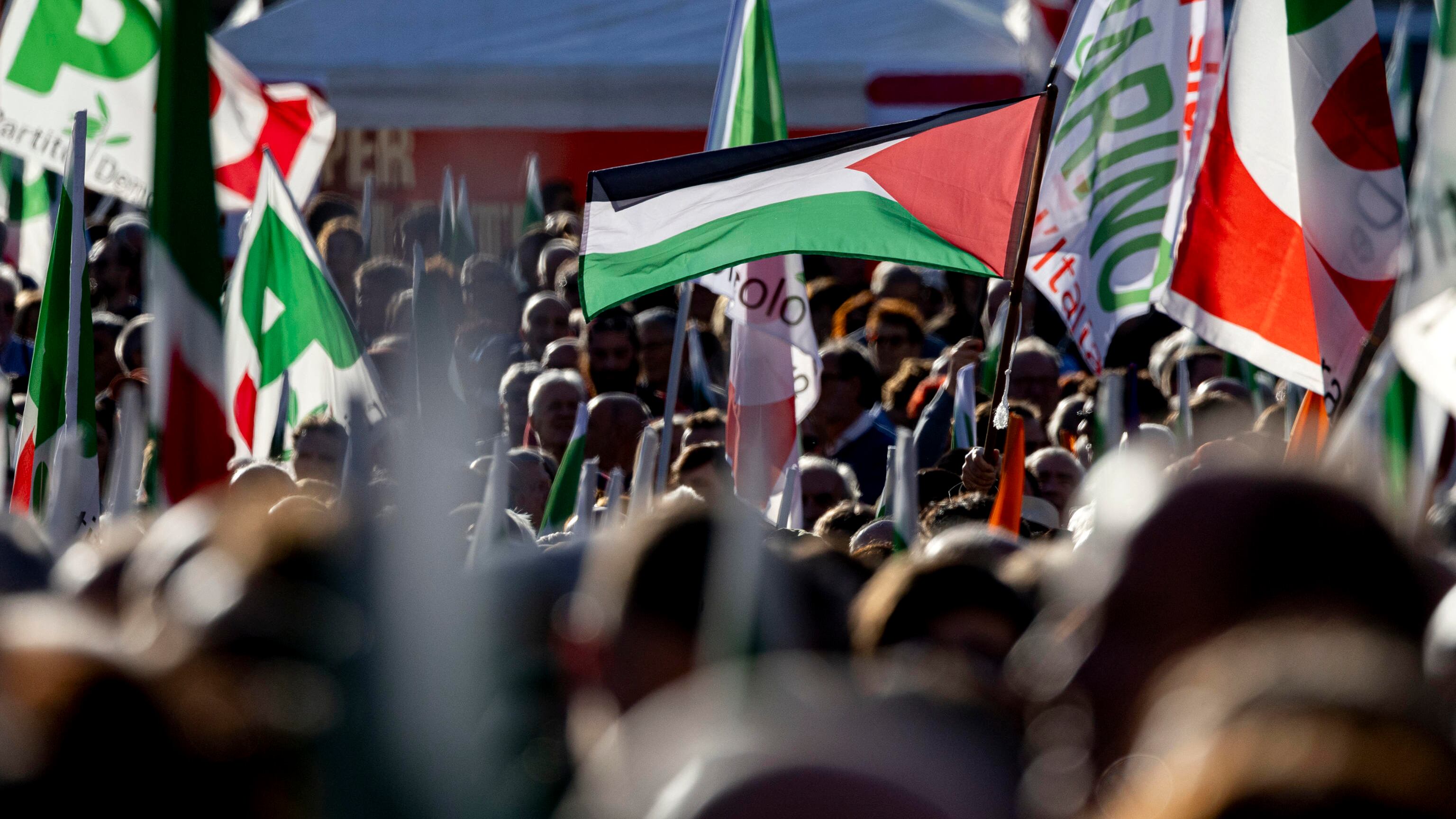 "Solo bandiere della pace". Ma nella piazza della Schlein spuntano quelle palestinesi