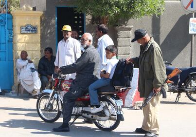 Peshawar, tornano in classe gli studenti della scuola colpita dai talebani 1