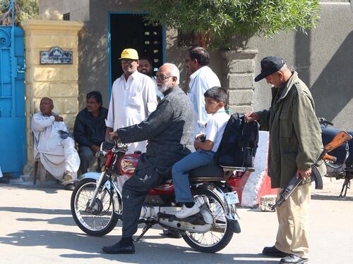 Peshawar, tornano in classe gli studenti della scuola colpita dai talebani