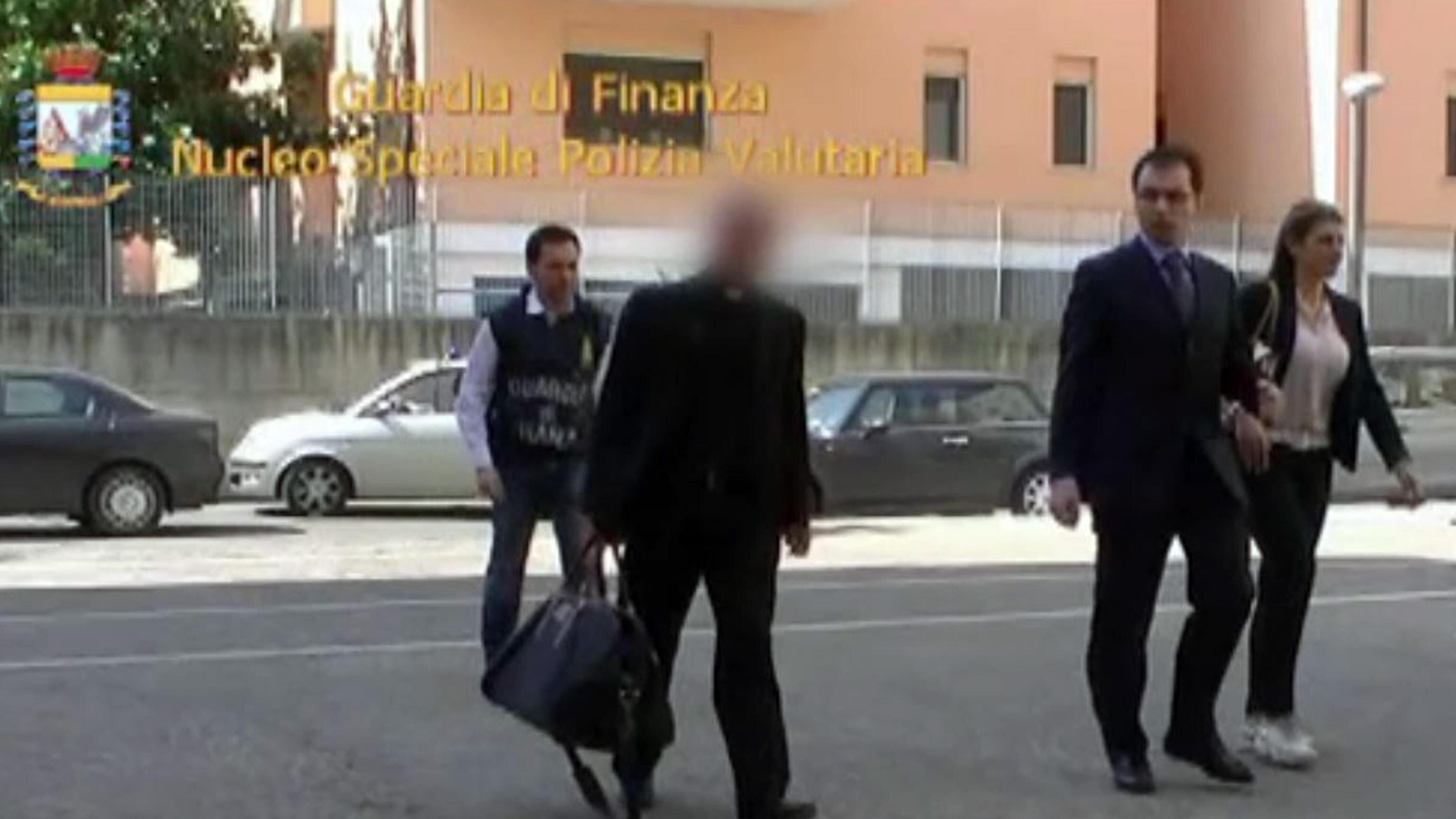 Ior, arrestato monsignor Scarano: finte donazioni per milioni di euro