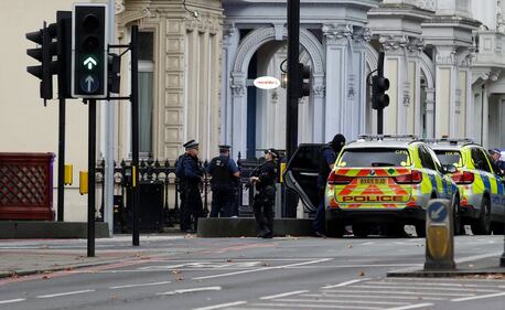 Londra, un'auto sulla folla davanti al museo di storia naturale 11