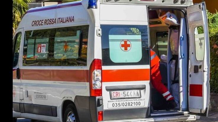 A otto anni precipita dal quinto piano: è grave
