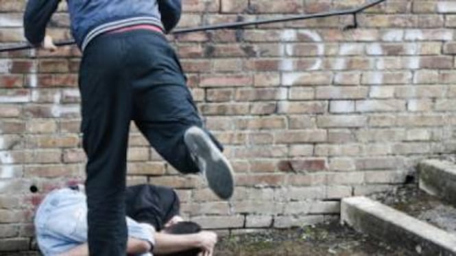 Egiziano pestato da quattro giovani dopo litigio con anziano
