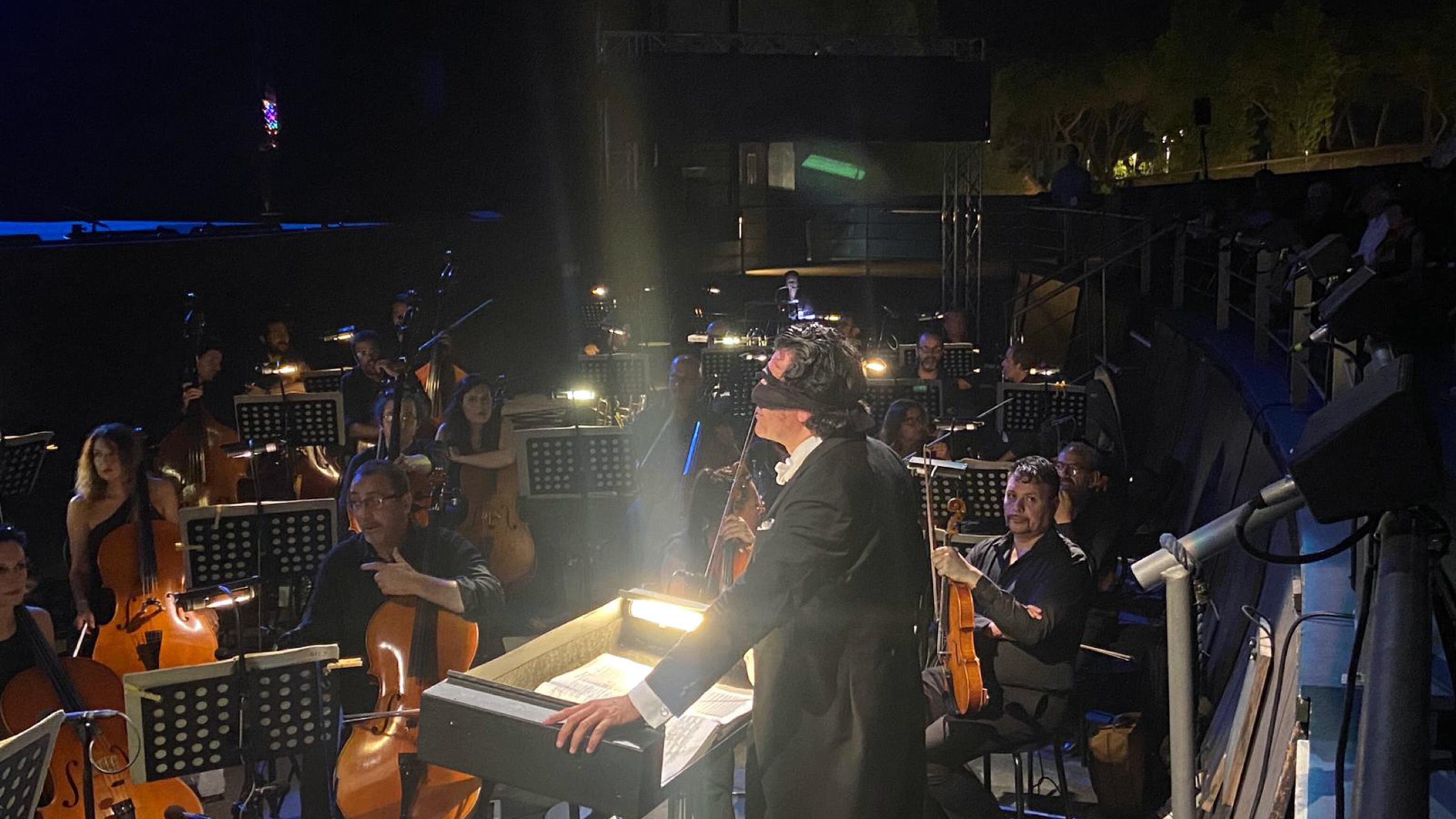 Dirigendo senza guardare l'orchestra, Veronesi ha mortificato l'opera
