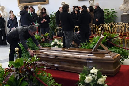 Vip e personaggi dello spettacolo alla camera ardente di Maurizio Costanzo 6