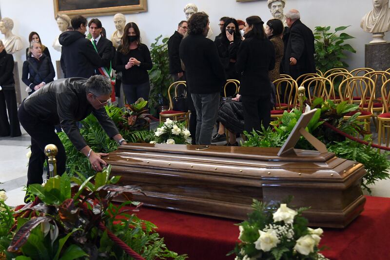 Vip e personaggi dello spettacolo alla camera ardente di Maurizio Costanzo 6
