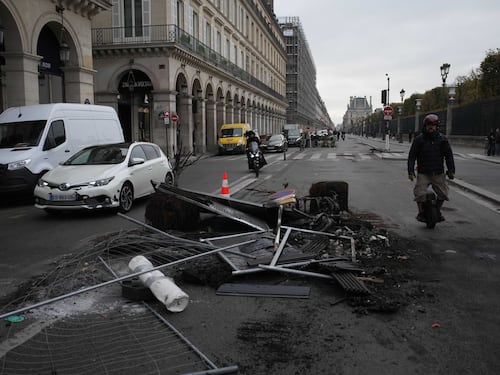 Francia, basta sussidi ai saccheggiatori: il governo presenta il conto ai teppisti