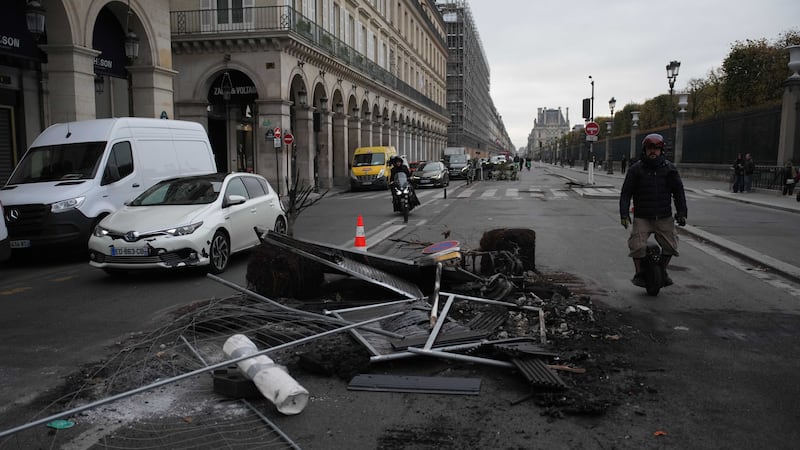 Francia, basta sussidi ai saccheggiatori: il governo presenta il conto ai teppisti