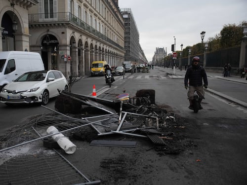 Francia, gilet gialli e sindacati insieme contro Macron: Parigi blindata, schierati anche i militari