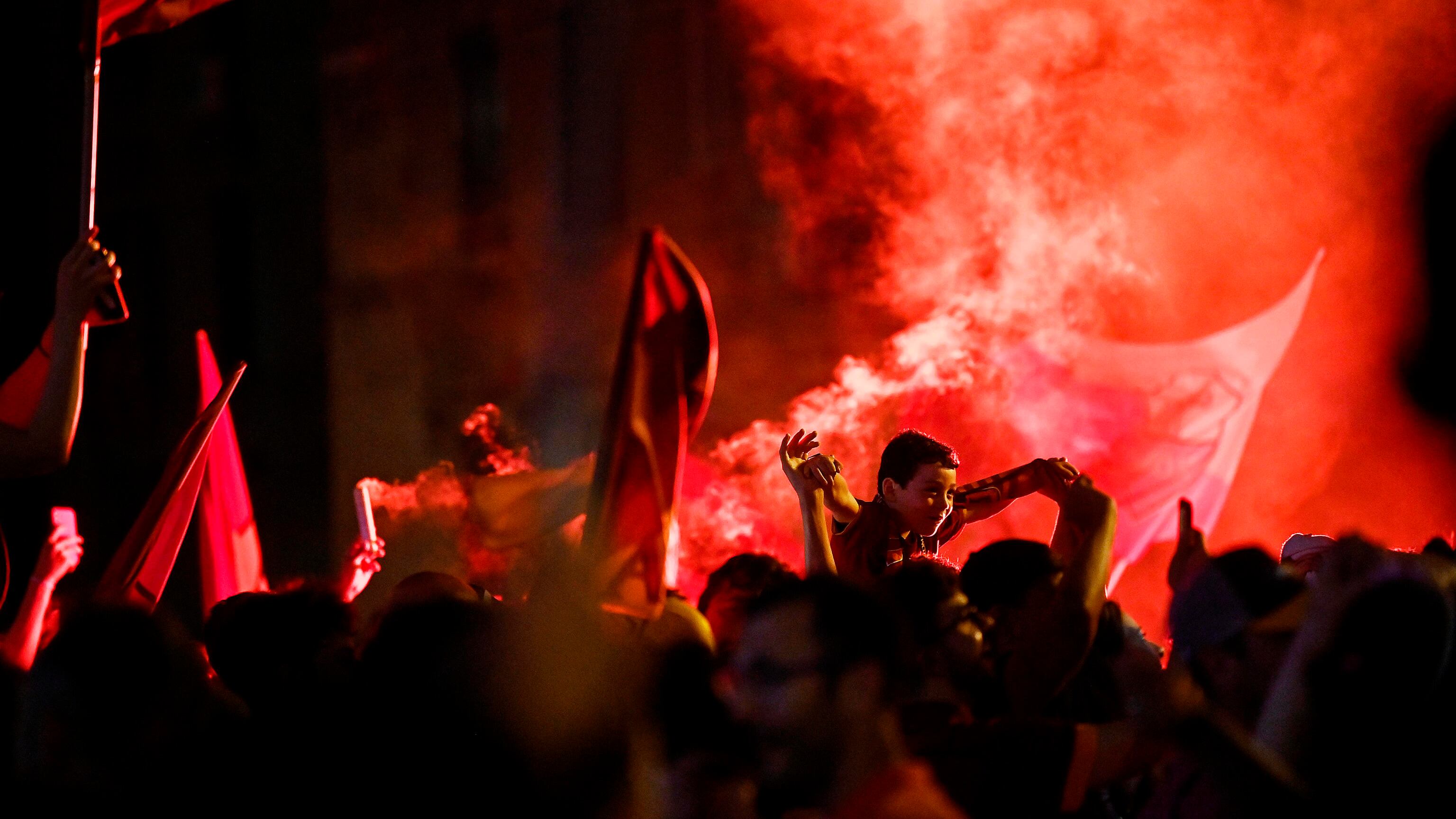 Gioia macchiata da due giorni di guerriglia