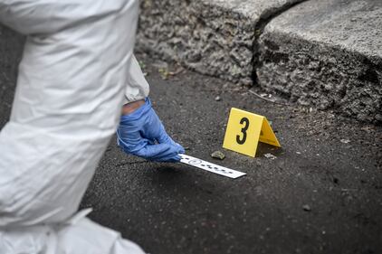 Milano, cocci di vetro contro la finestra della casa di Silvia Romano 5