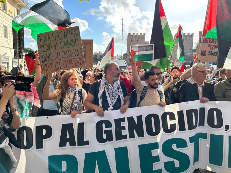 "Israele criminale". Ecco i cartelli della vergogna in piazza a Roma 7