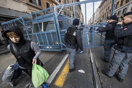 Roma blindata, la polizia usa le gabbie 1