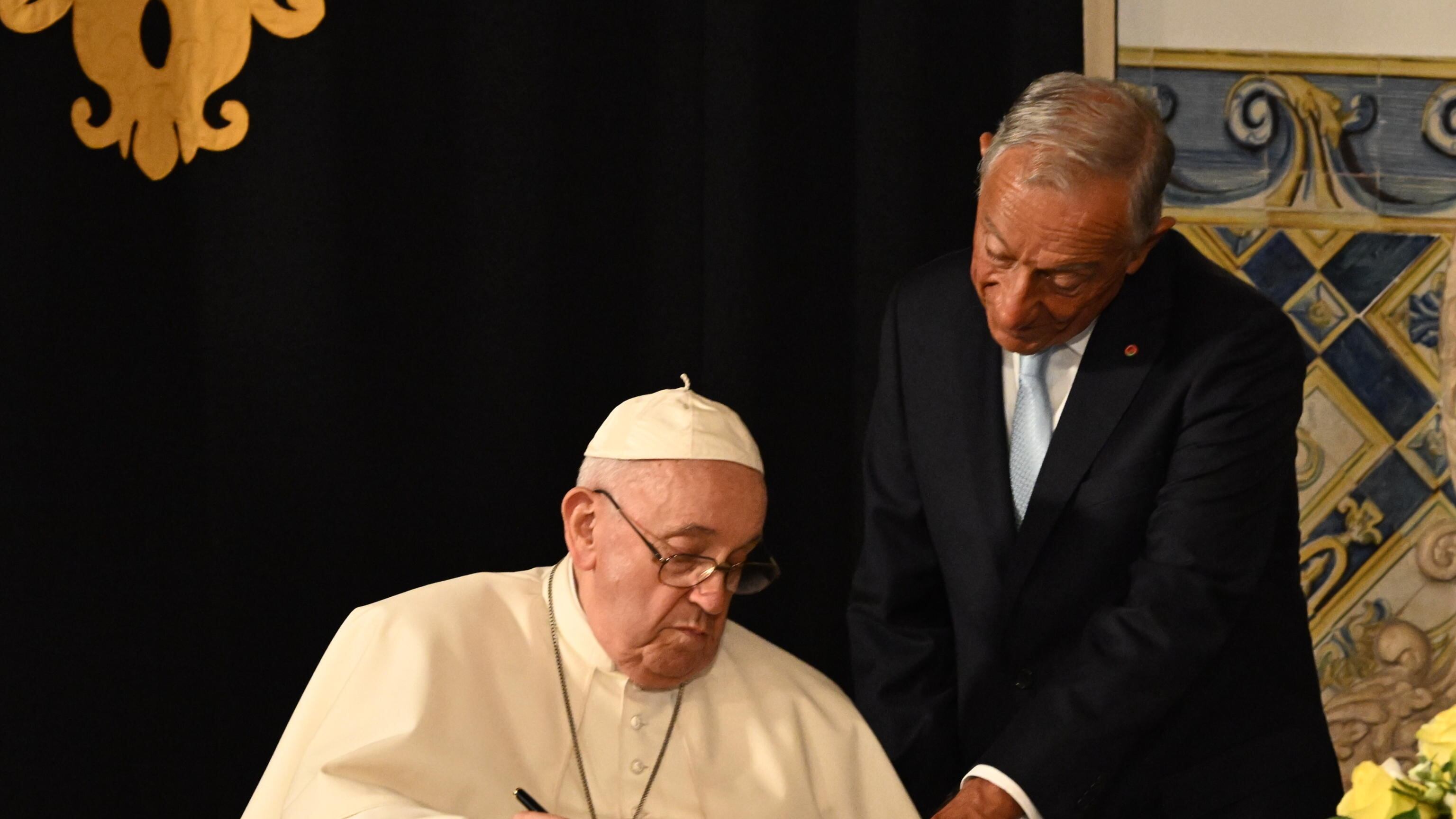 Il Papa e l'appello pro migranti: "Basta muri col filo spinato"