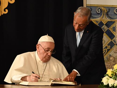 Il Papa e l'appello pro migranti: "Basta muri col filo spinato"