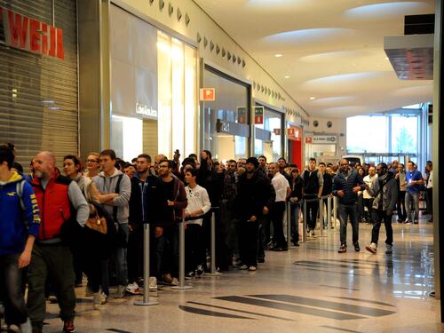 Tutti in coda agli Apple store