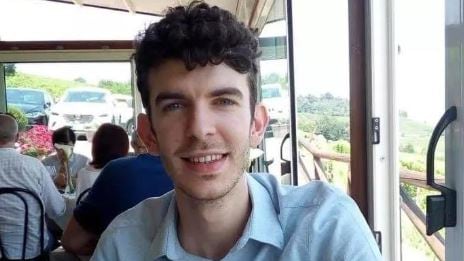 Scoppia la lite per debiti di gioco. E il padre lo uccide a coltellate