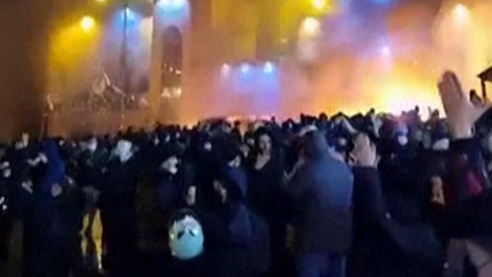 Proteste e show pro-regime. L'Iran in pubblico minaccia ma in segreto parla a Trump
