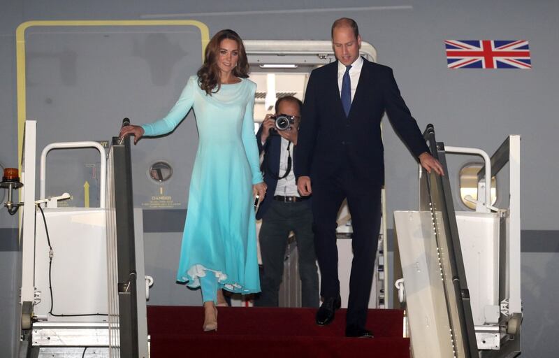 Kate e William sbarcano in Pakistan, la Duchessa incanta 1