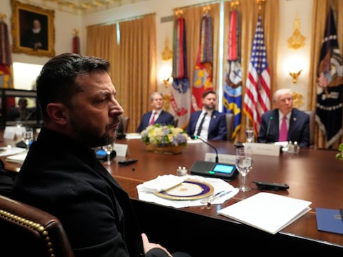 Trump scarica Zelensky: “È ora che l’Ucraina abbia un nuovo presidente”