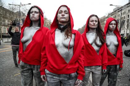 Gilet gialli, anche un gruppo di "Marianne" sfilano a Parigi 4
