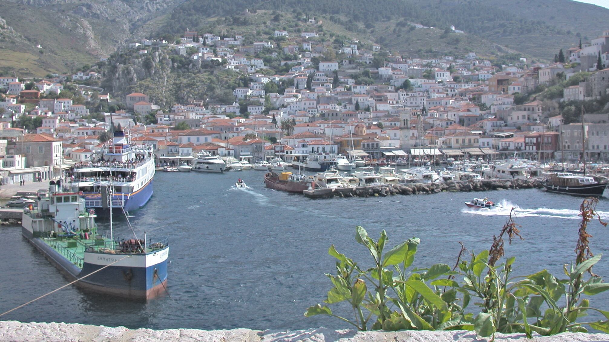 Turisti e migranti travolti dalla guerra di classe tra le isole della Grecia