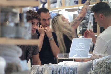 Andrea Iannone fa shopping da Zara, ma è distratto da qualcosa sul cellulare 6