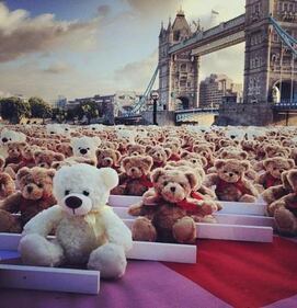 Migliaia di orsacchiotti invadono Londra per la lotta alla meningite 1