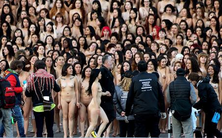 Bogotà, 6mila nudi in piazza: in posa per Tunick 8