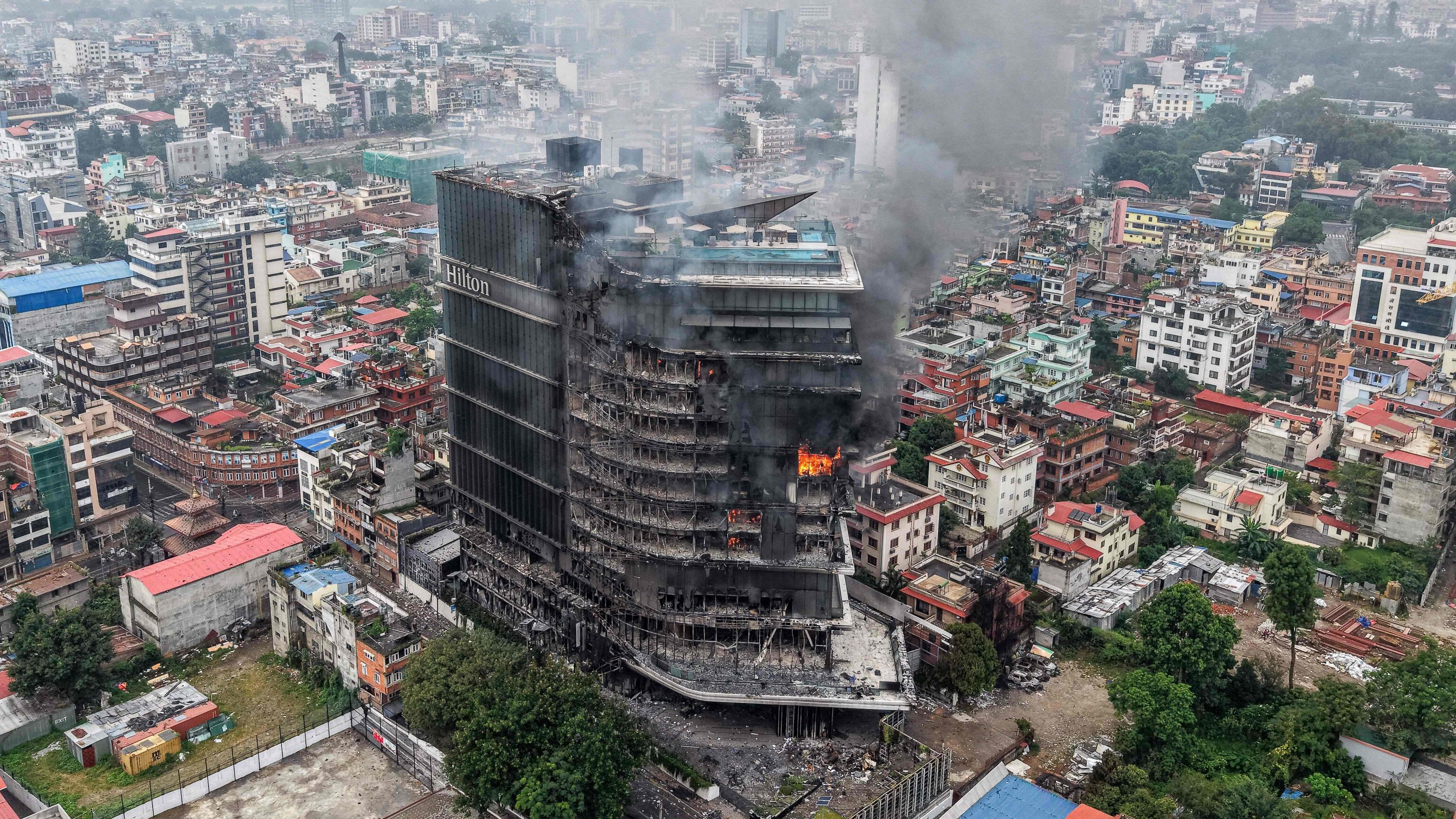 Nepal, famiglia di italiani si salva dall'hotel in fiamme durante la rivolta