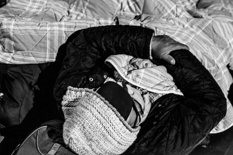 Code di migranti in via Cagni a Milano 1