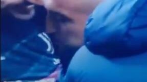 Bufera su Vidal: bacia lo stemma della Juventus. Ma poi porta in vantaggio l'Inter