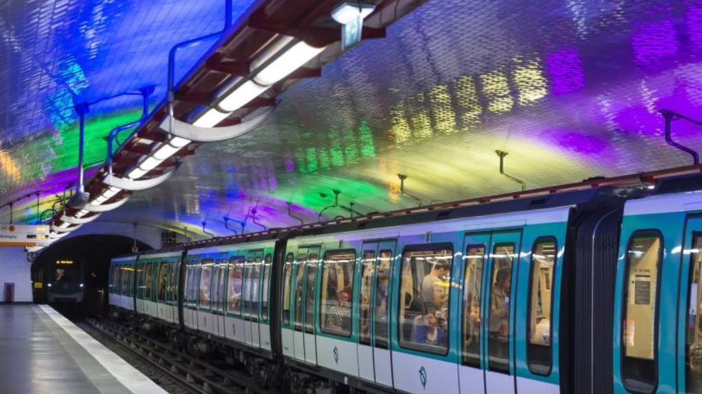 Paura a Parigi, tre donne accoltellate in metrò: aggressore arrestato