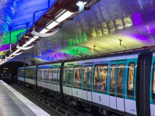 Paura a Parigi, tre donne accoltellate in metrò: aggressore arrestato